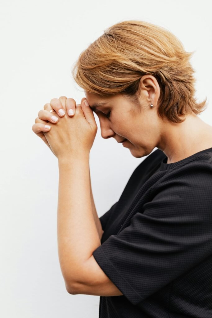 Como a fé pode ajudar a controlar a ansiedade: 5 práticas espirituais diárias