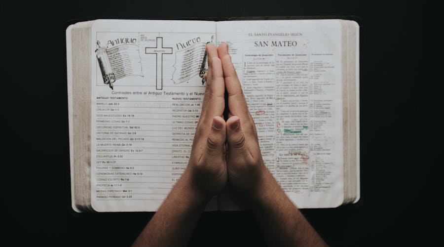 12 apostolos de Jesus na Biblia: maos em oracao sobre o Evangelho de Sao Mateus onde esta a lista completa