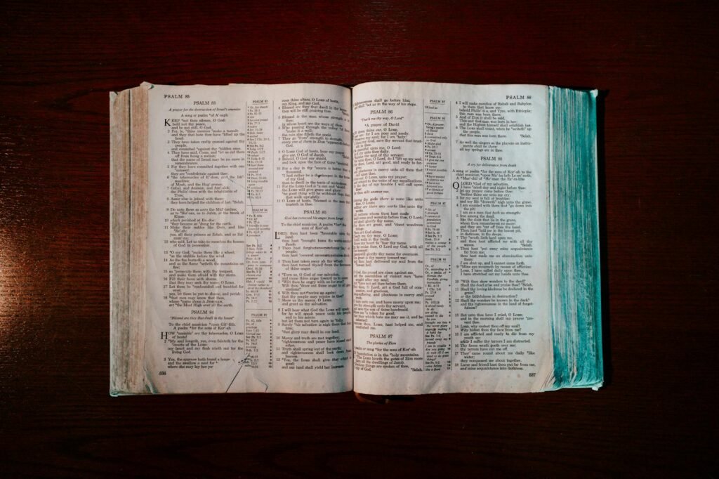 Bíblia aberta com o livro dos Salmos em uma mesa de madeira, vista de cima