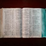 Bíblia aberta com o livro dos Salmos em uma mesa de madeira, vista de cima